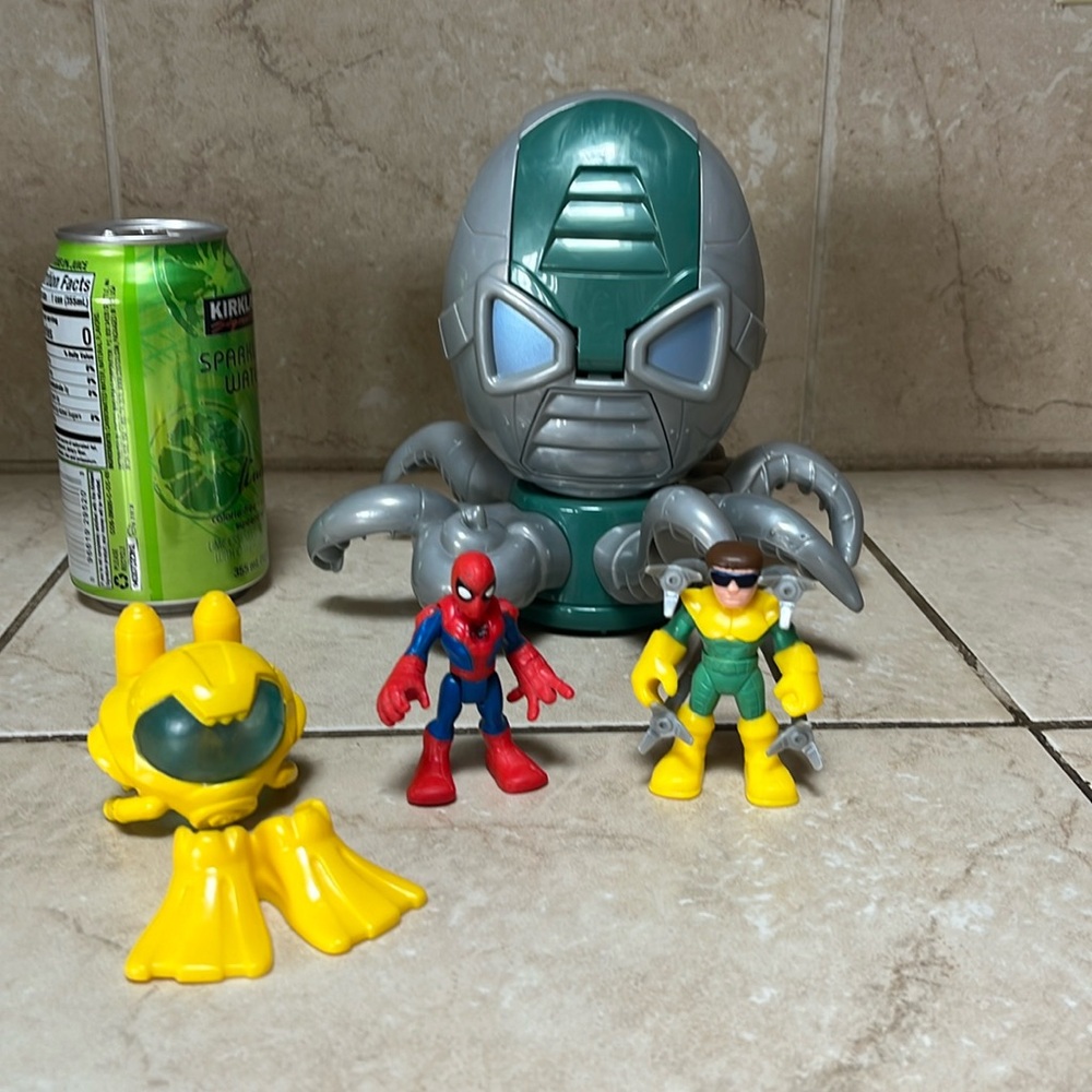 2015 Marvel SuperHero Squad Doctor Octopus Vehicle and Figures
